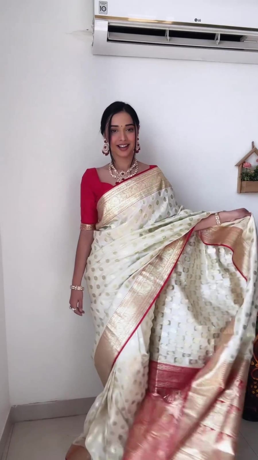 1 MIN READY TO WEAR SAREE IN SOFT LICHI SILK WITH BLOUSE